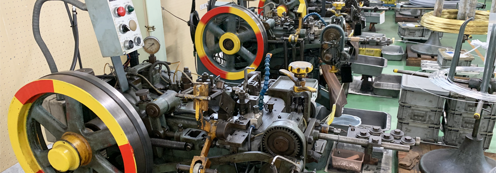 リベット製造ヘッダーマシンの写真